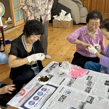 유천면 주민 활동가, 경로당 순회하며 어르신과 소통