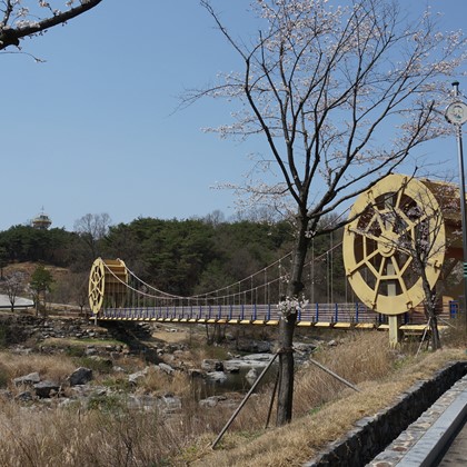 물레방아가 돌아가는 출렁다리