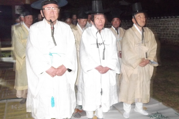 도포를 입고 큰갓을 쓴 헌관